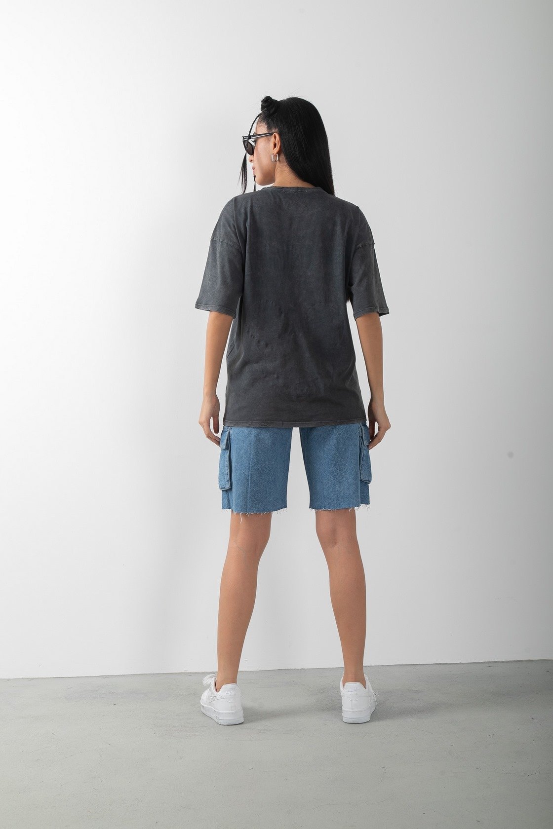 Yıkamalı Oversize Taş Detaylı Antrasit Tişört