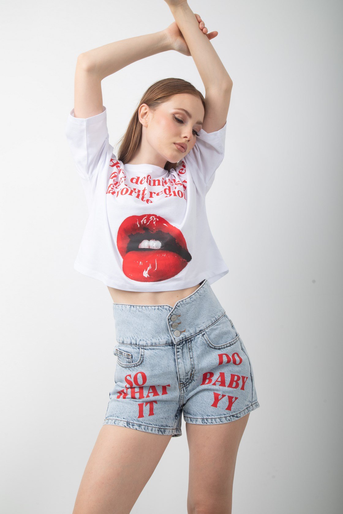 Yüksek Bel Yazı Baskılı Mini Kot Şort