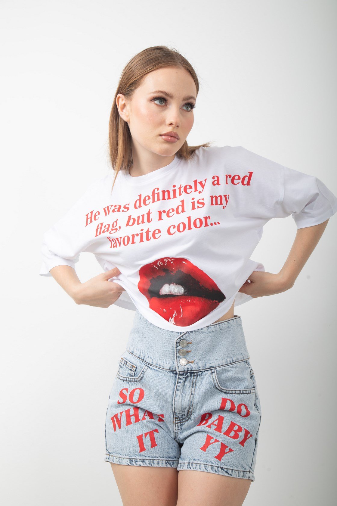 Yüksek Bel Yazı Baskılı Mini Kot Şort