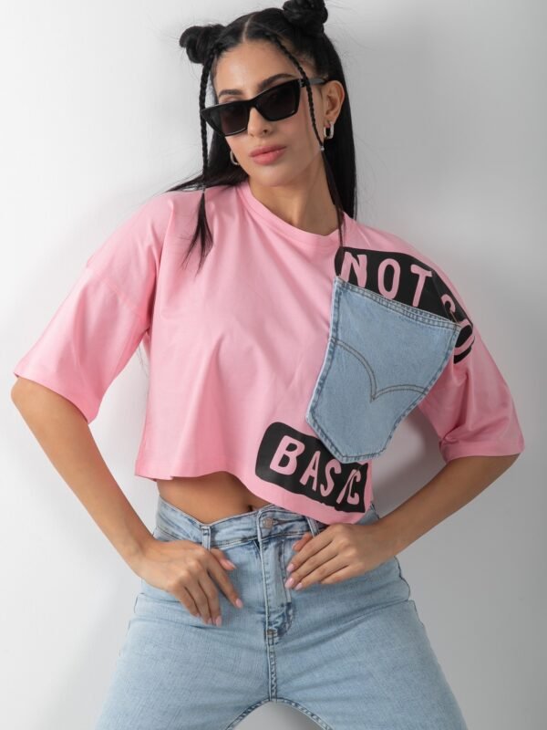 Not So Basic Baskılı Denim Detaylı Pembe Crop Tişört