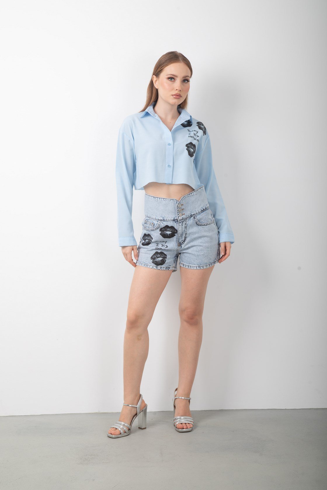 Yüksek Bel Dudak Baskılı Mini Kot Şort