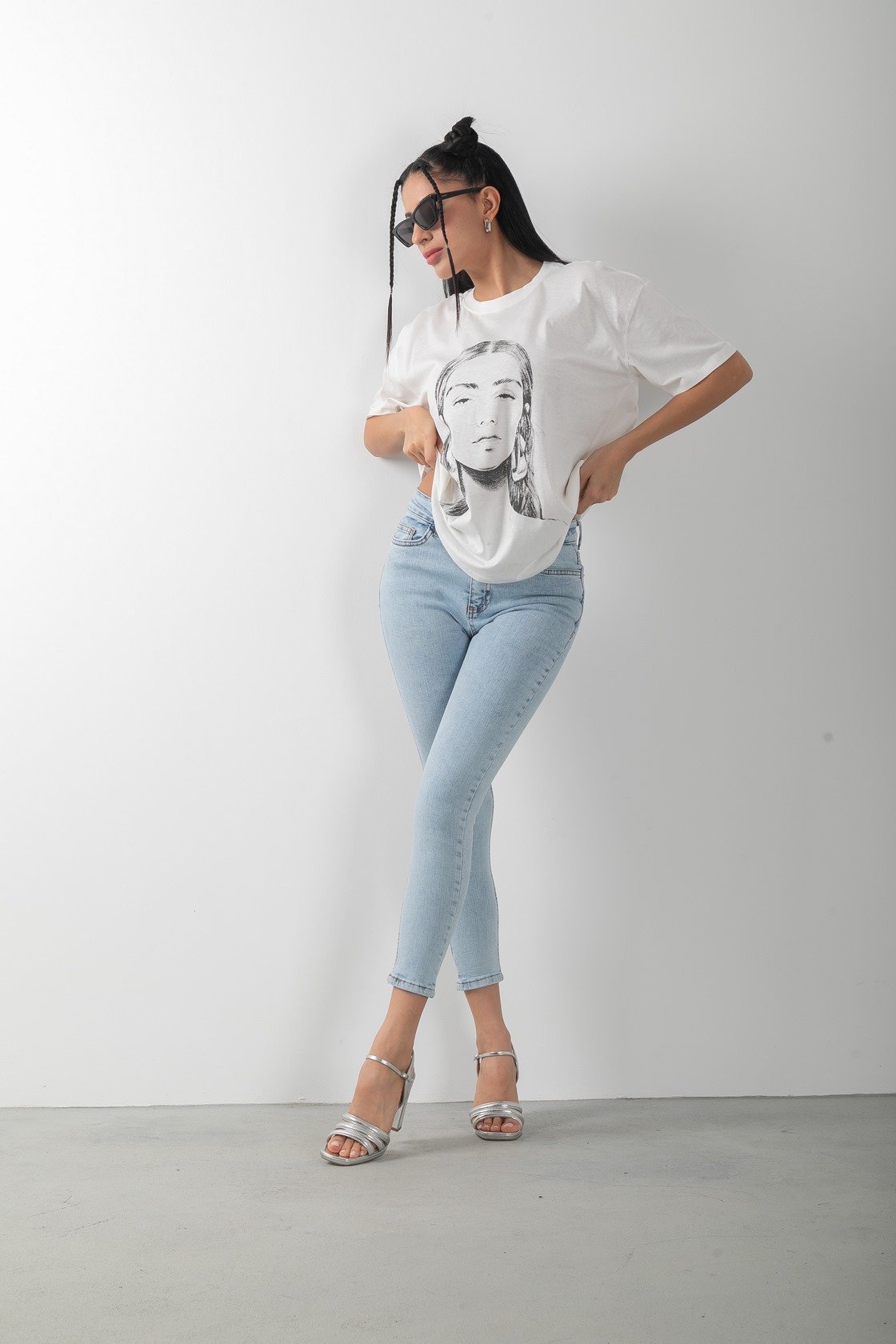 Oversize Kadın Yüzü Baskılı Beyaz Tişört