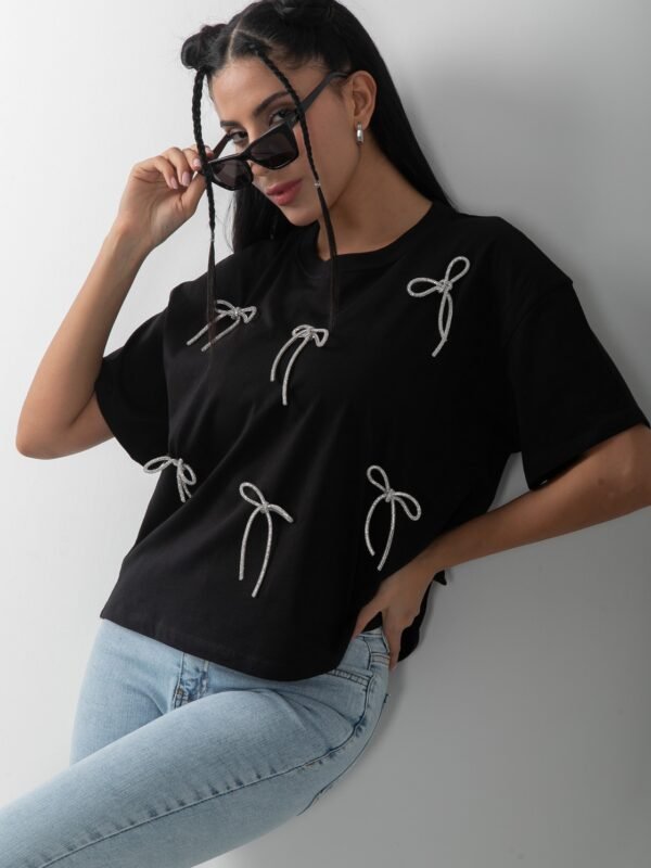 Parlak Fiyonk Detaylı Bol Tişört