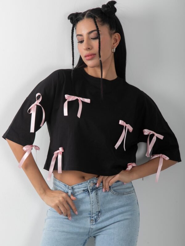 Fiyonk Aksesuar Detaylı Siyah Crop Tişört