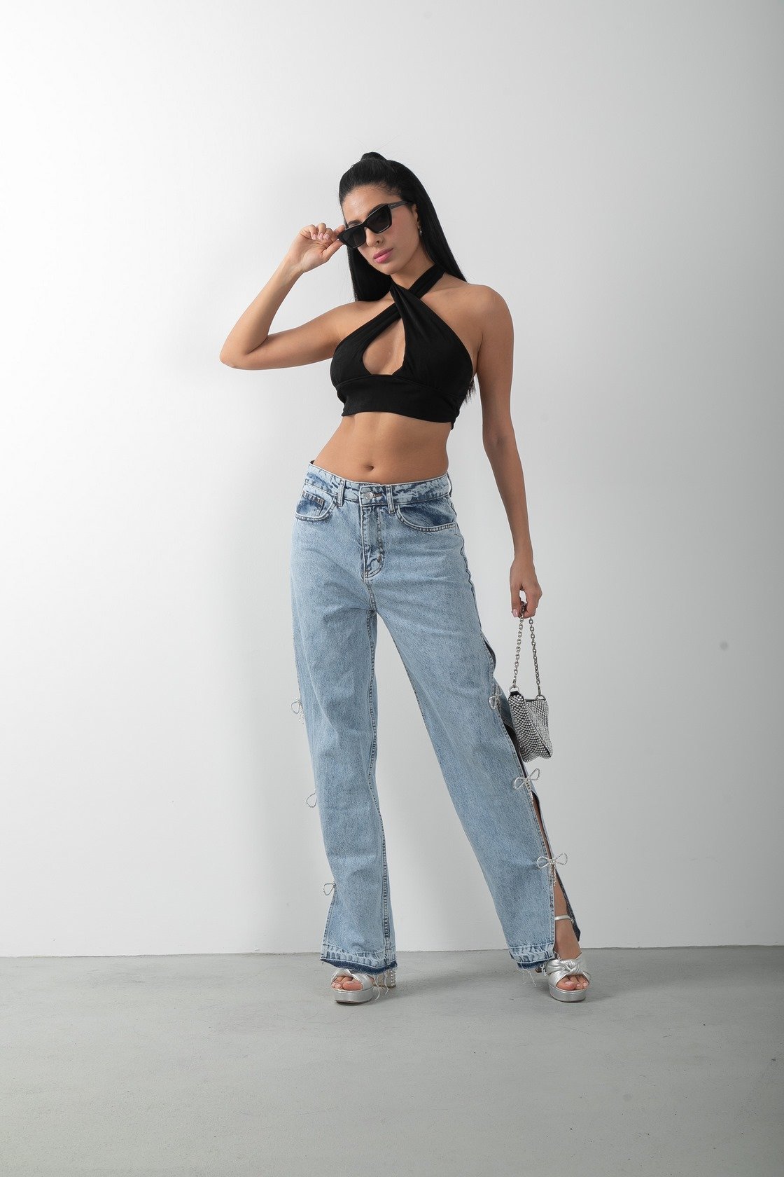 Fiyonk Taş Aksesuarlı Yırtmaçlı Jean Pantolon