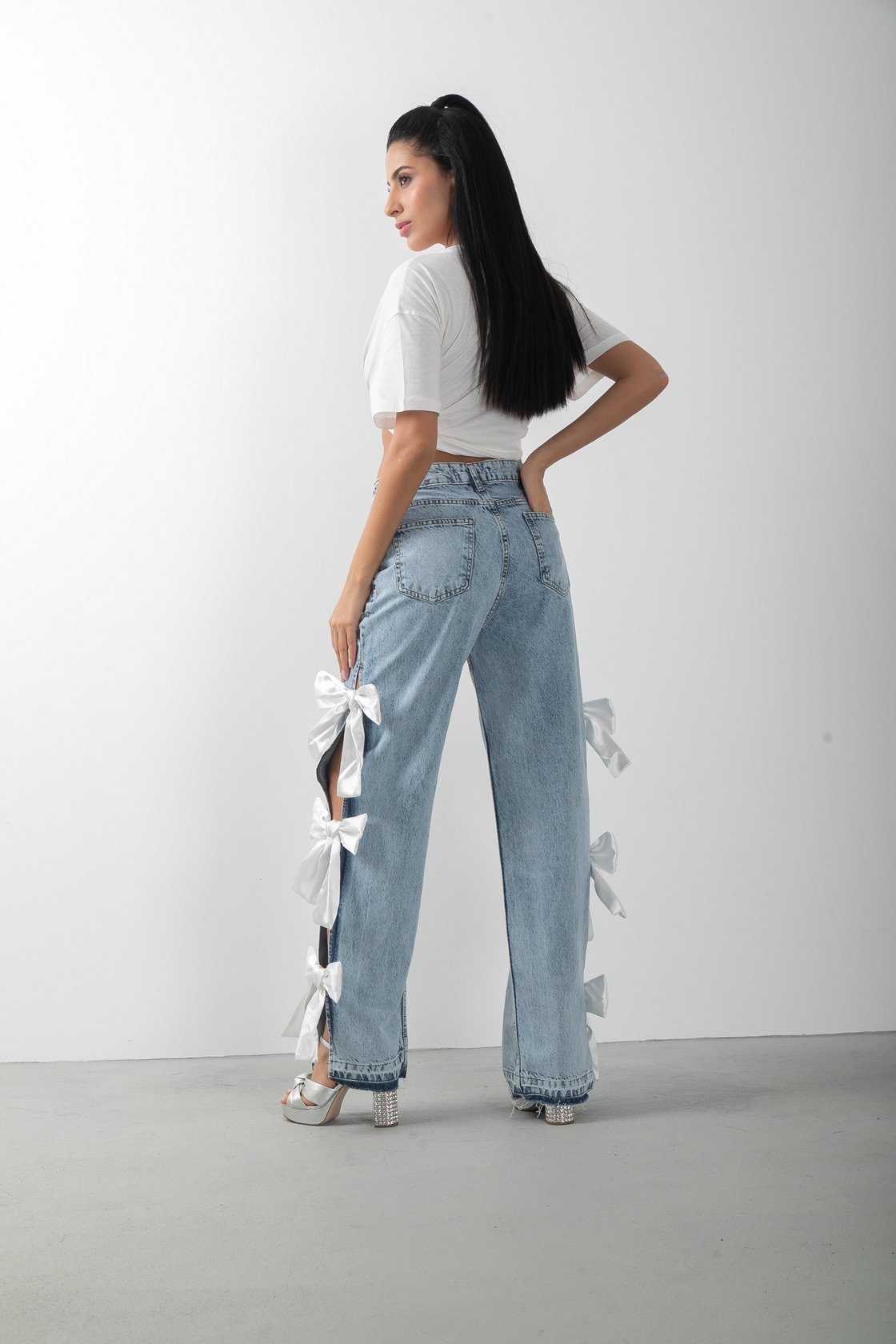 Beyaz Fiyonk Aksesuarlı Yırtmaçlı Jean Pantolon