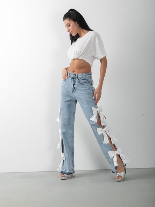 Beyaz Fiyonk Aksesuarlı Yırtmaçlı Jean Pantolon