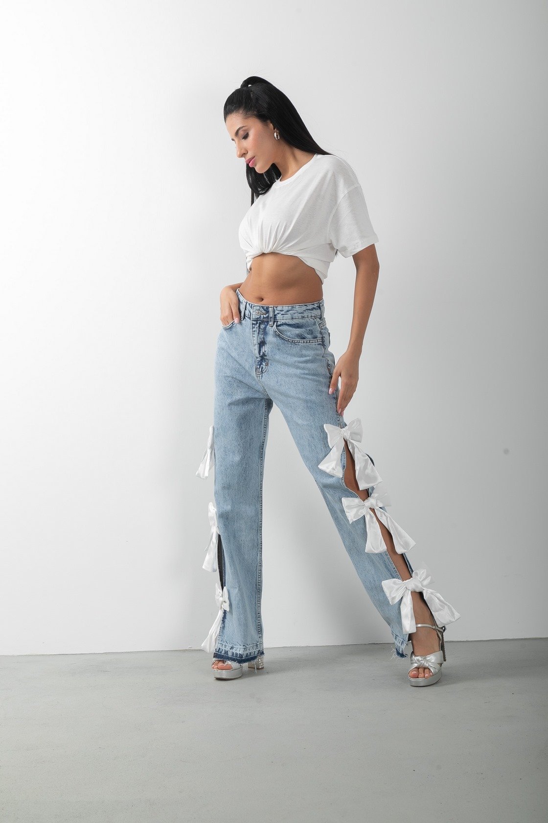 Beyaz Fiyonk Aksesuarlı Yırtmaçlı Jean Pantolon