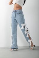 Beyaz Fiyonk Aksesuarlı Yırtmaçlı Jean Pantolon