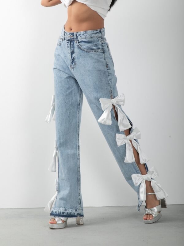 Beyaz Fiyonk Aksesuarlı Yırtmaçlı Jean Pantolon