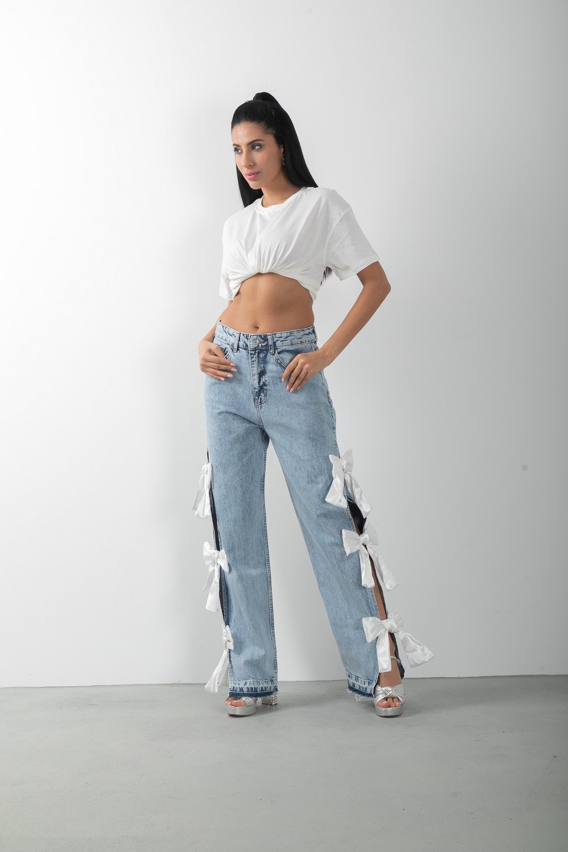 Beyaz Fiyonk Aksesuarlı Yırtmaçlı Jean Pantolon