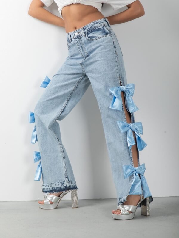 Mavi Fiyonk Aksesuarlı Yırtmaçlı Jean Pantolon
