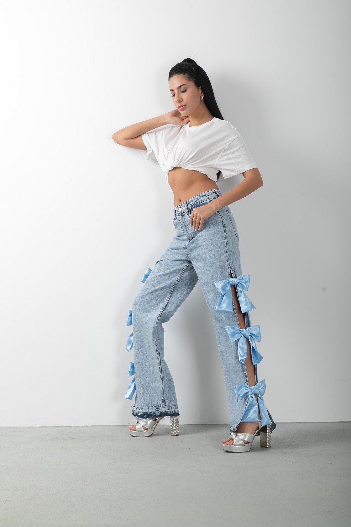 Mavi Fiyonk Aksesuarlı Yırtmaçlı Jean Pantolon