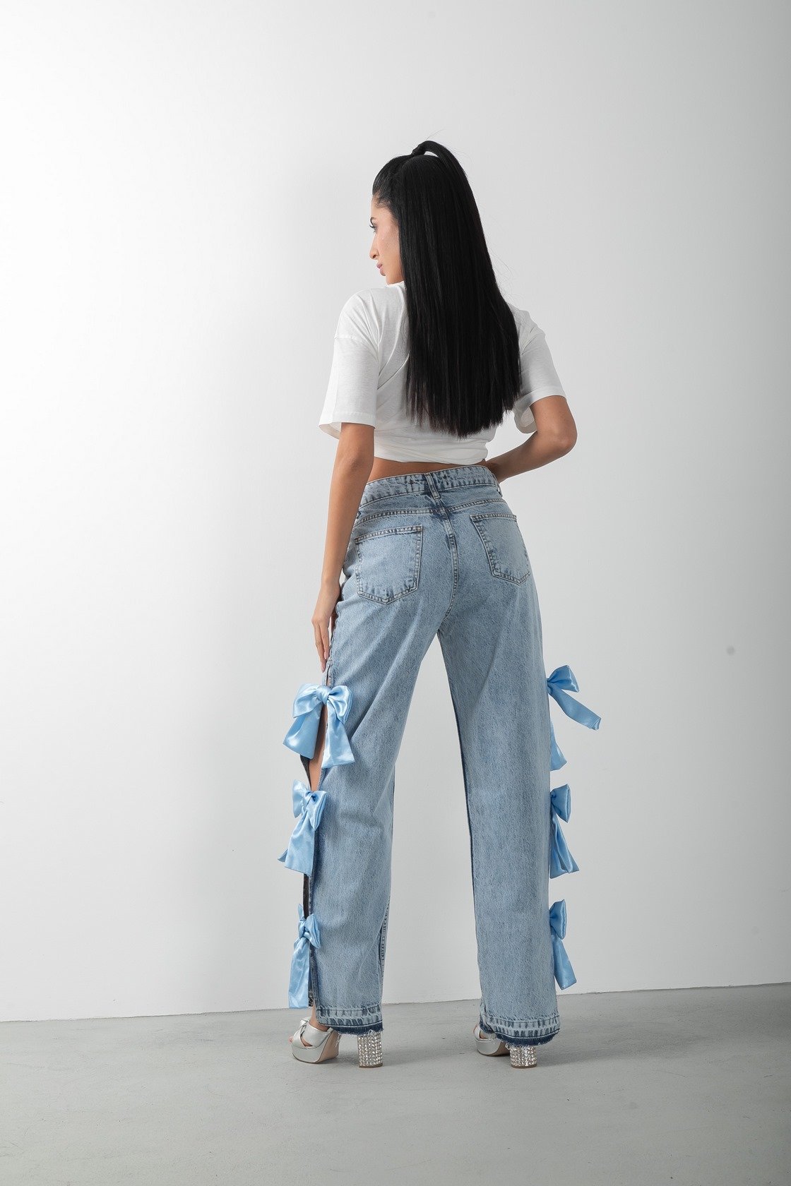 Mavi Fiyonk Aksesuarlı Yırtmaçlı Jean Pantolon