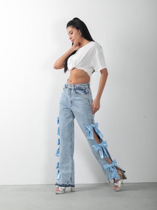 Mavi Fiyonk Aksesuarlı Yırtmaçlı Jean Pantolon