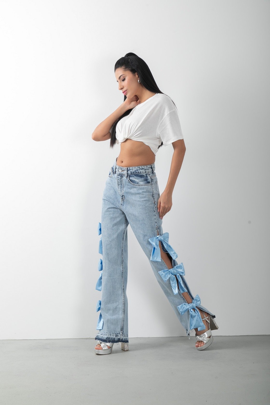 Mavi Fiyonk Aksesuarlı Yırtmaçlı Jean Pantolon