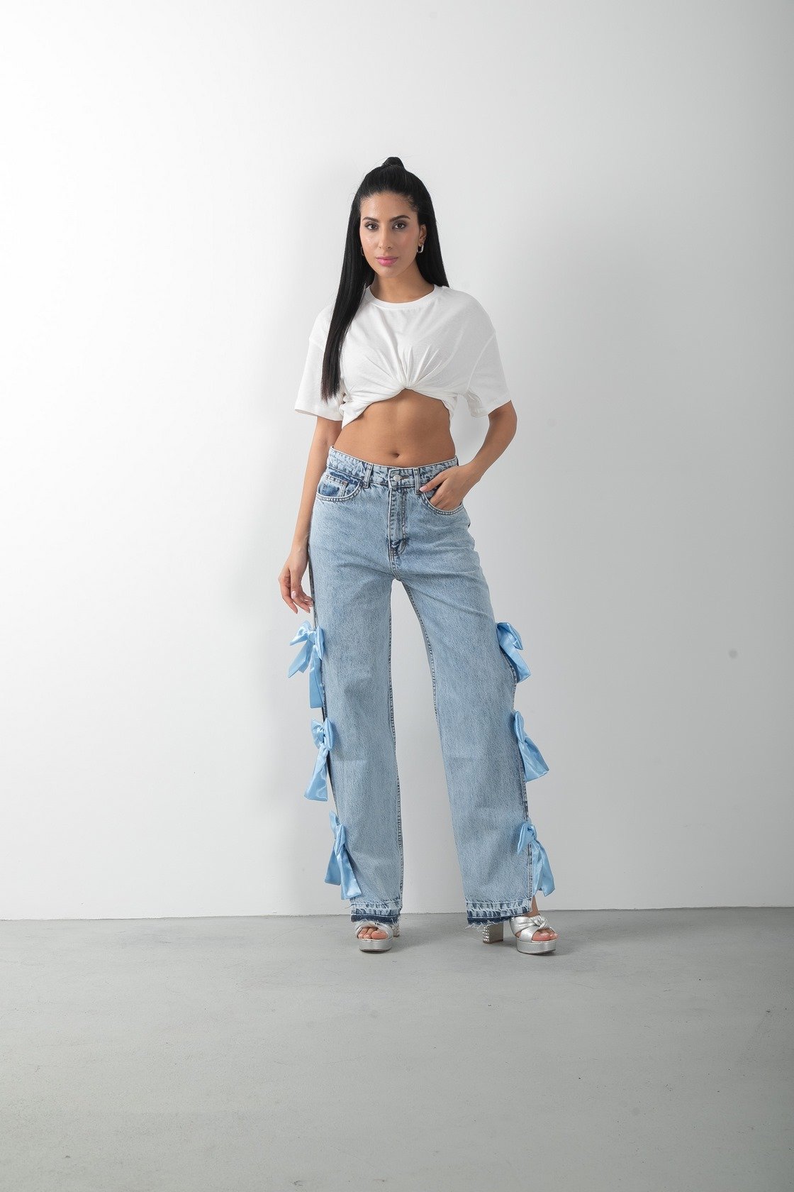 Mavi Fiyonk Aksesuarlı Yırtmaçlı Jean Pantolon