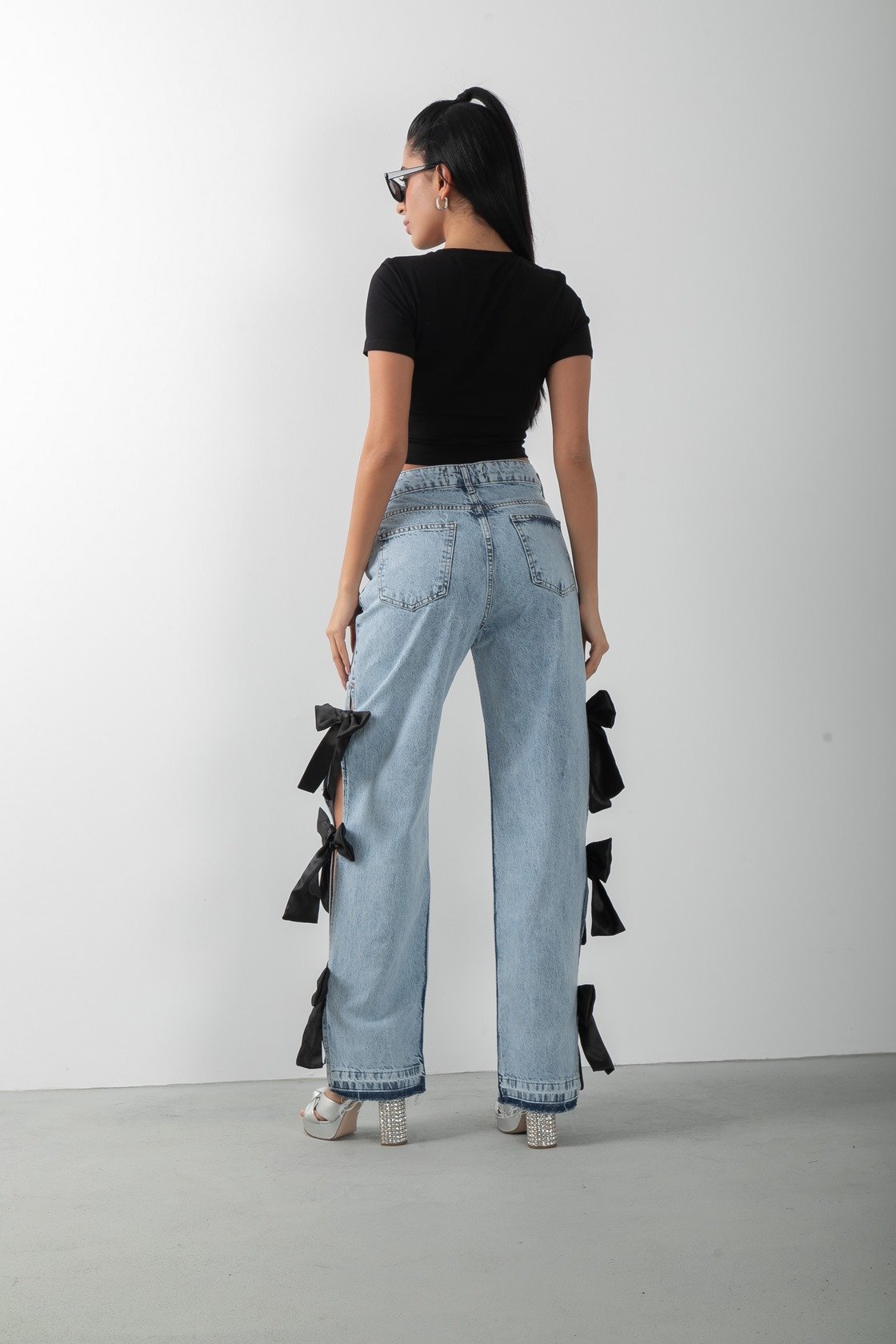 Siyah Fiyonk Aksesuarlı Yırtmaçlı Jean Pantolon