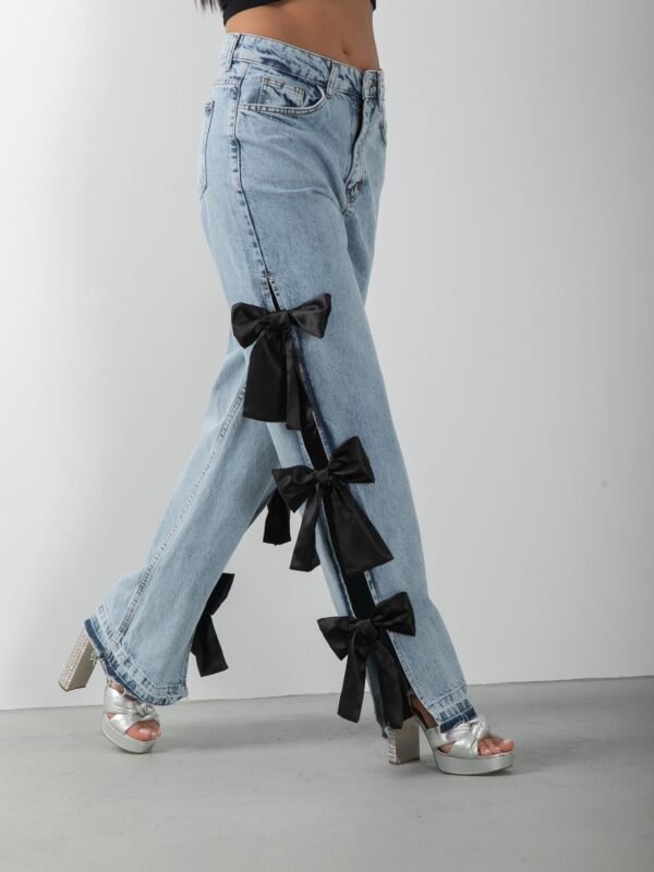 Siyah Fiyonk Aksesuarlı Yırtmaçlı Jean Pantolon