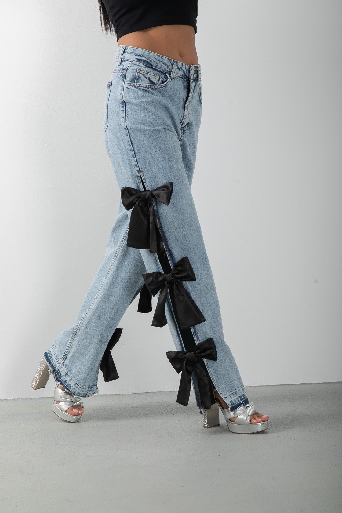 Siyah Fiyonk Aksesuarlı Yırtmaçlı Jean Pantolon