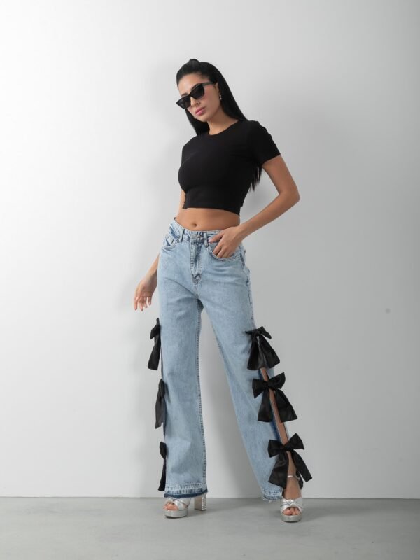 Siyah Fiyonk Aksesuarlı Yırtmaçlı Jean Pantolon