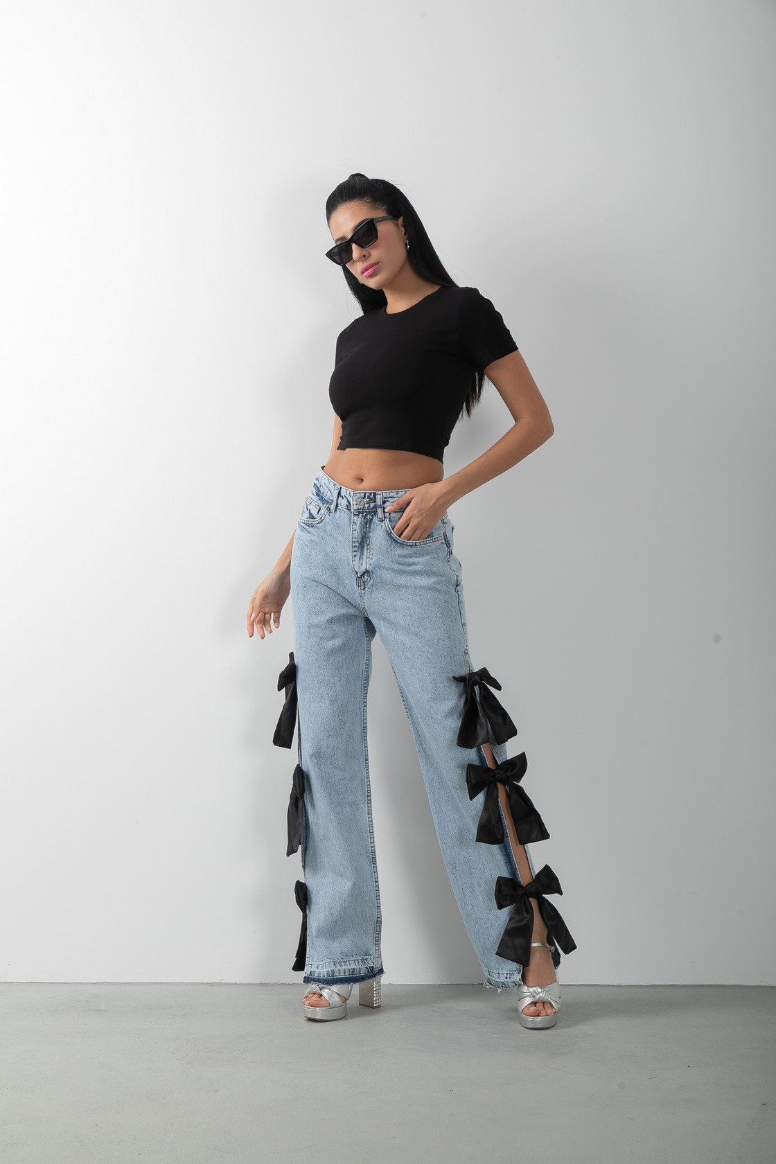 Siyah Fiyonk Aksesuarlı Yırtmaçlı Jean Pantolon