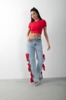 Kırmızı Fiyonk Aksesuarlı Yırtmaçlı Jean Pantolon