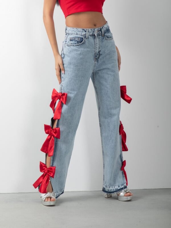 Kırmızı Fiyonk Aksesuarlı Yırtmaçlı Jean Pantolon