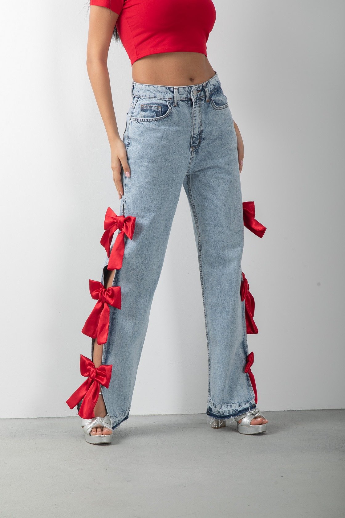 Kırmızı Fiyonk Aksesuarlı Yırtmaçlı Jean Pantolon