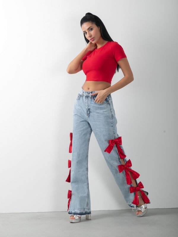 Kırmızı Fiyonk Aksesuarlı Yırtmaçlı Jean Pantolon