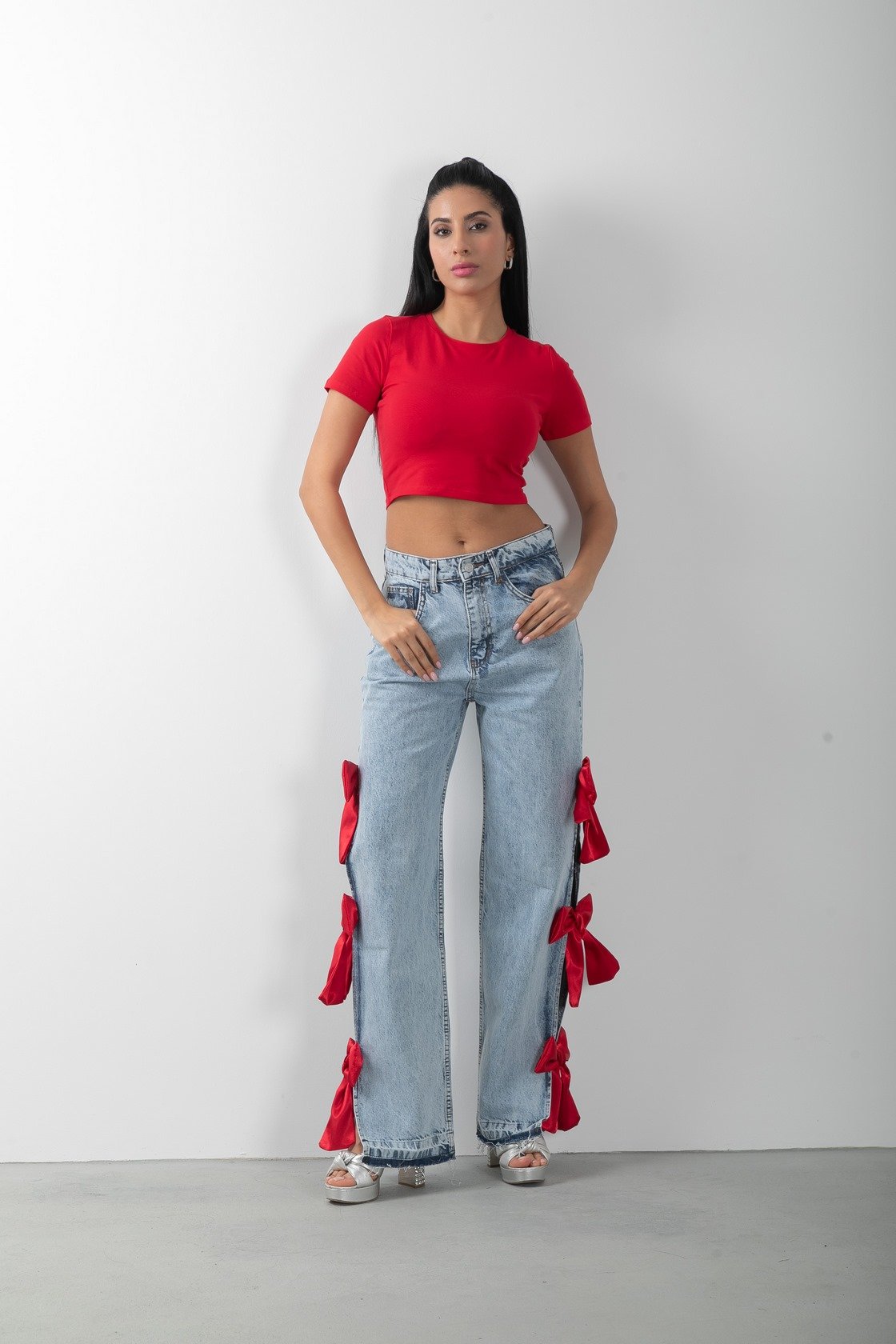 Kırmızı Fiyonk Aksesuarlı Yırtmaçlı Jean Pantolon