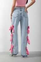 Pembe Fiyonk Aksesuarlı Yırtmaçlı Jean Pantolon