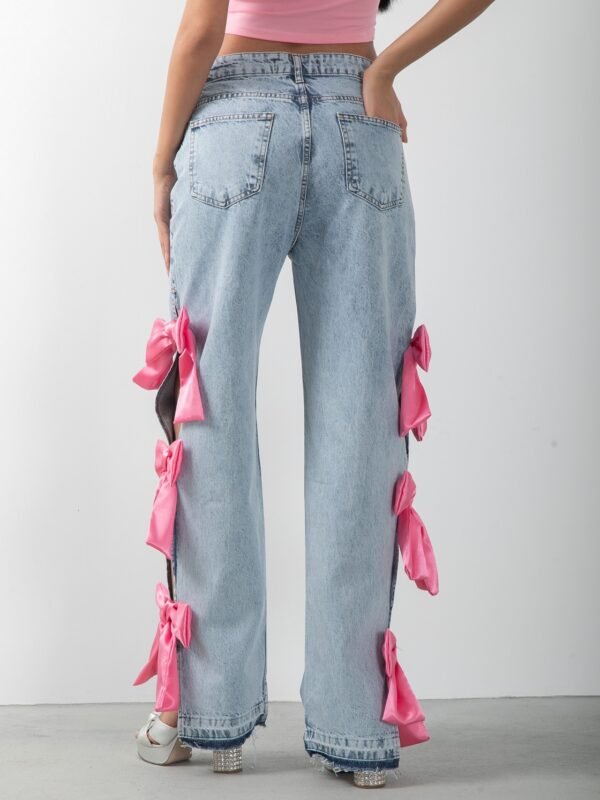 Pembe Fiyonk Aksesuarlı Yırtmaçlı Jean Pantolon