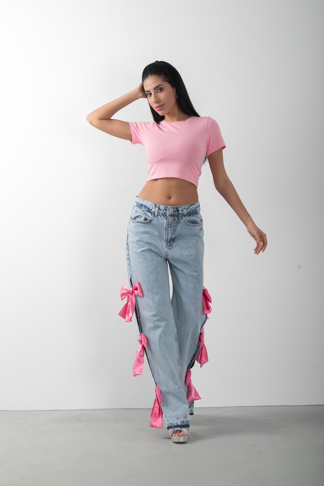 Pembe Fiyonk Aksesuarlı Yırtmaçlı Jean Pantolon