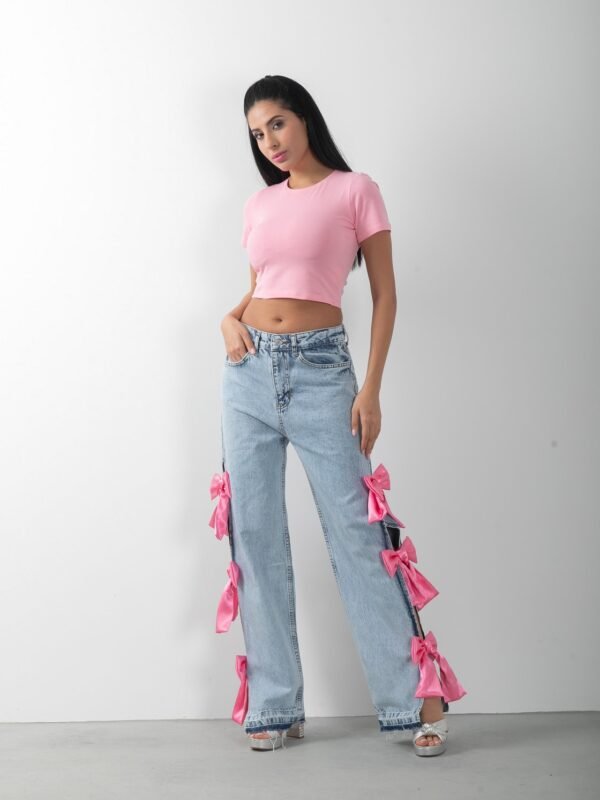 Pembe Fiyonk Aksesuarlı Yırtmaçlı Jean Pantolon