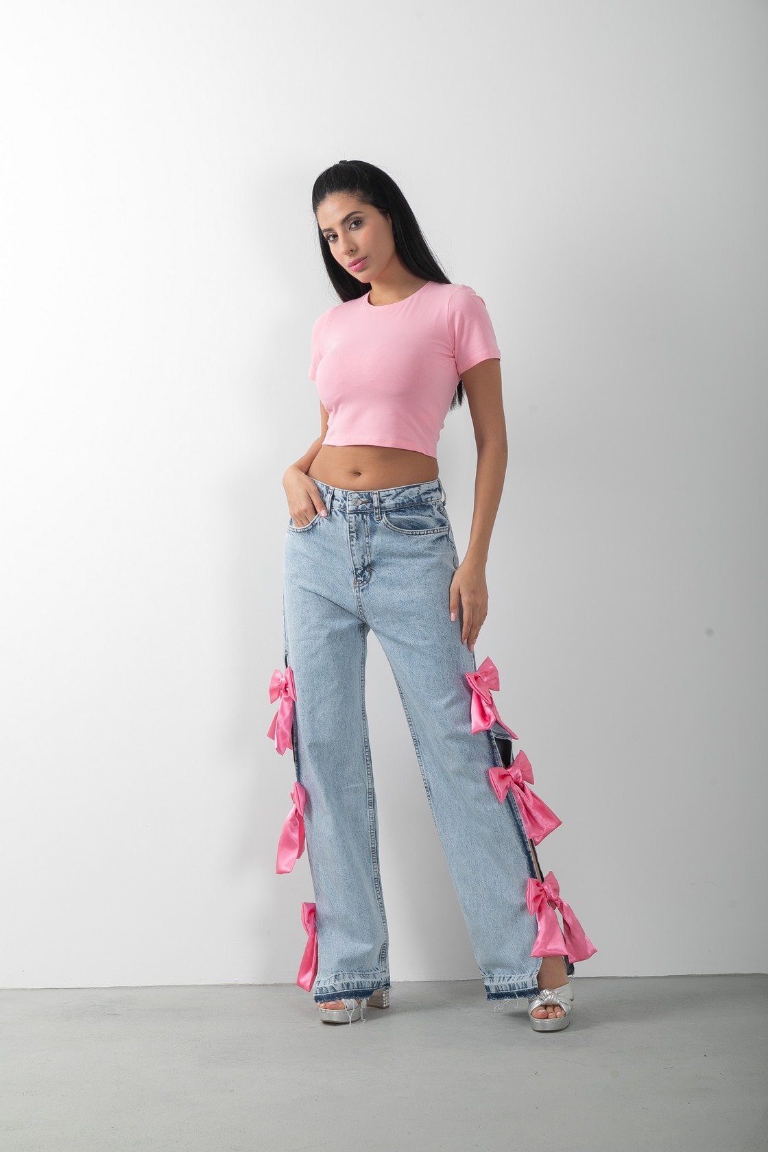 Pembe Fiyonk Aksesuarlı Yırtmaçlı Jean Pantolon