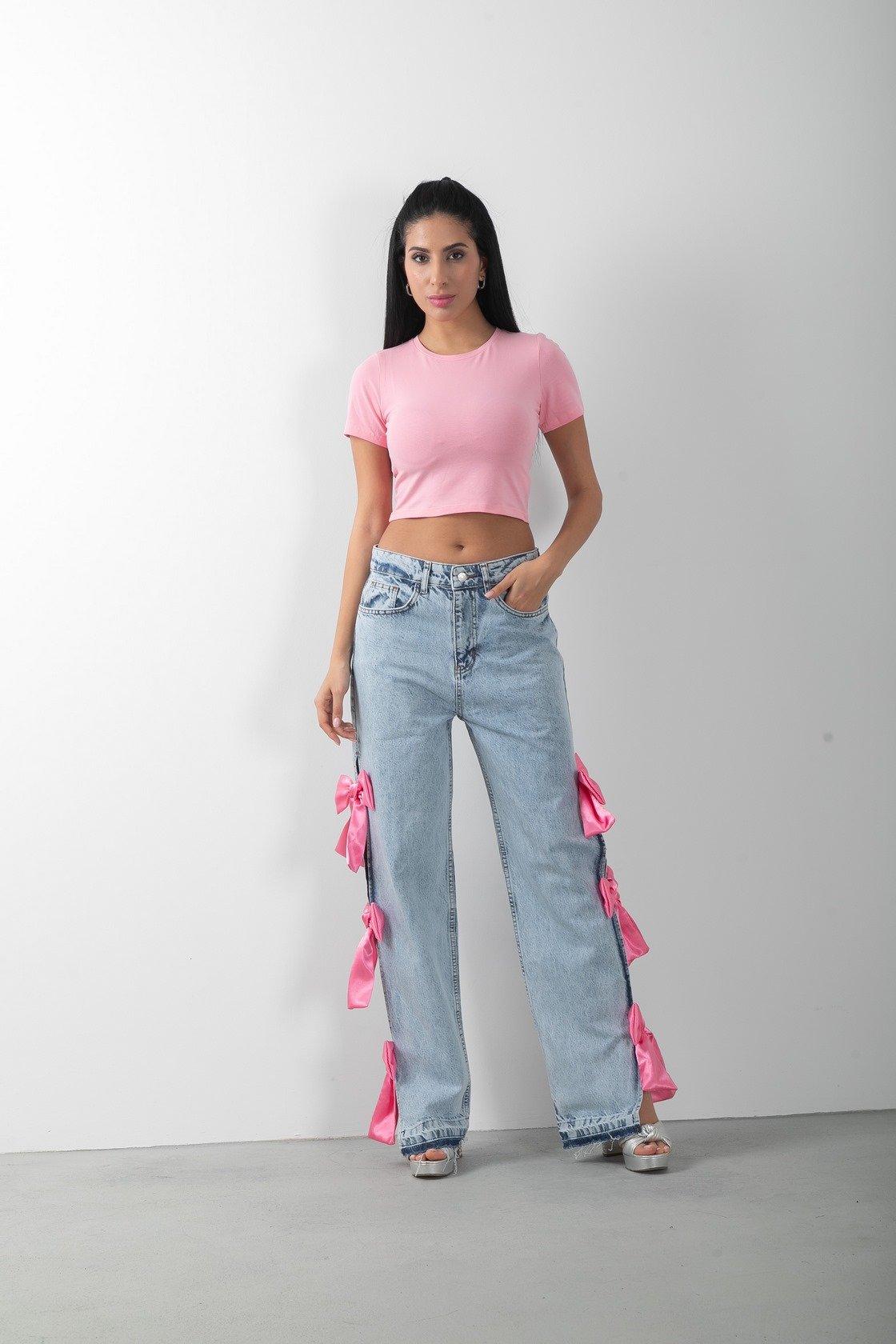 Pembe Fiyonk Aksesuarlı Yırtmaçlı Jean Pantolon