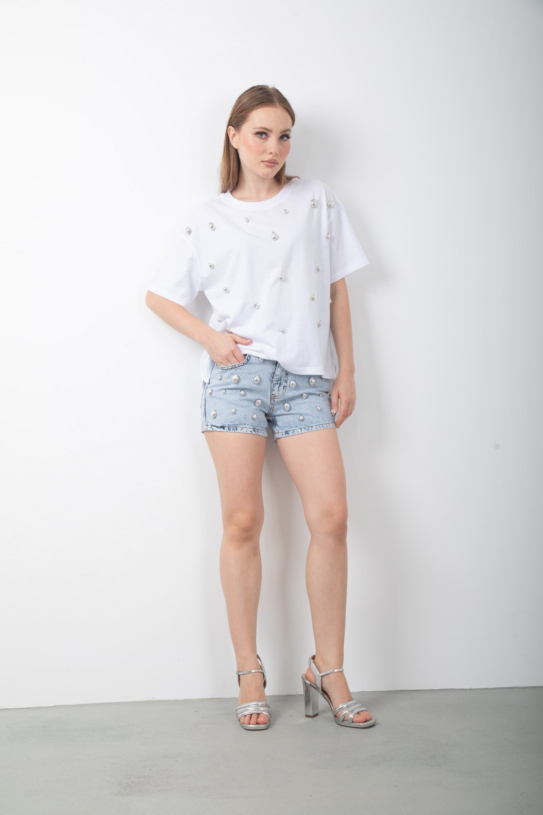 Parlak Taş Aksesuar Detaylı Düşük Kol Tişört