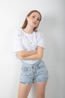 Parlak Taş Aksesuar Detaylı Düşük Kol Tişört