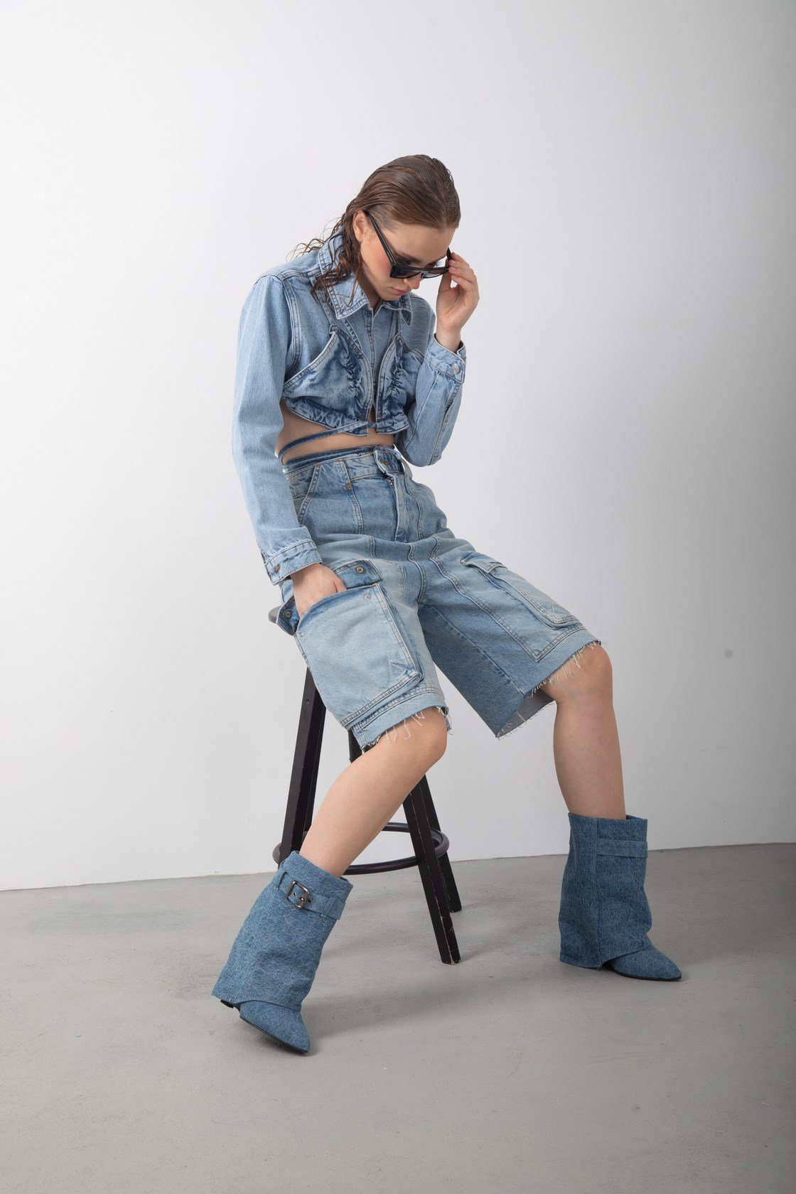 Sırt Dekolteli Büstiyer Detaylı Crop Kısa Kot Ceket