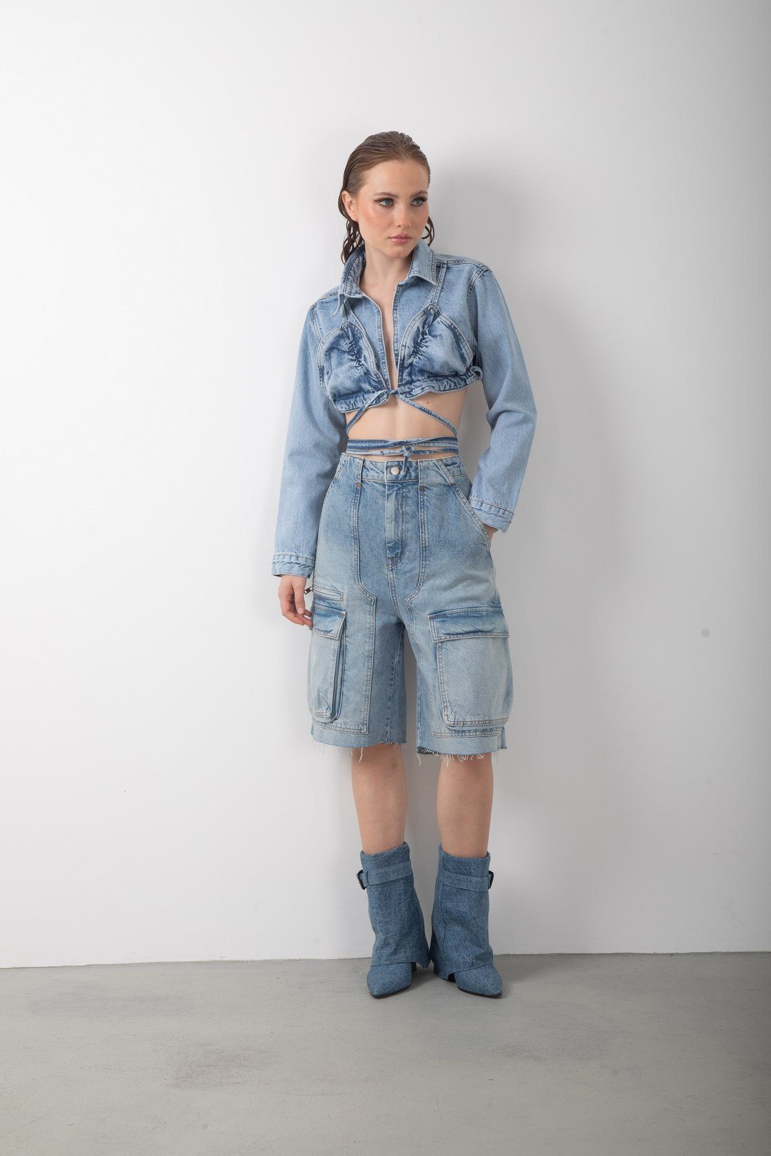 Sırt Dekolteli Büstiyer Detaylı Crop Kısa Kot Ceket