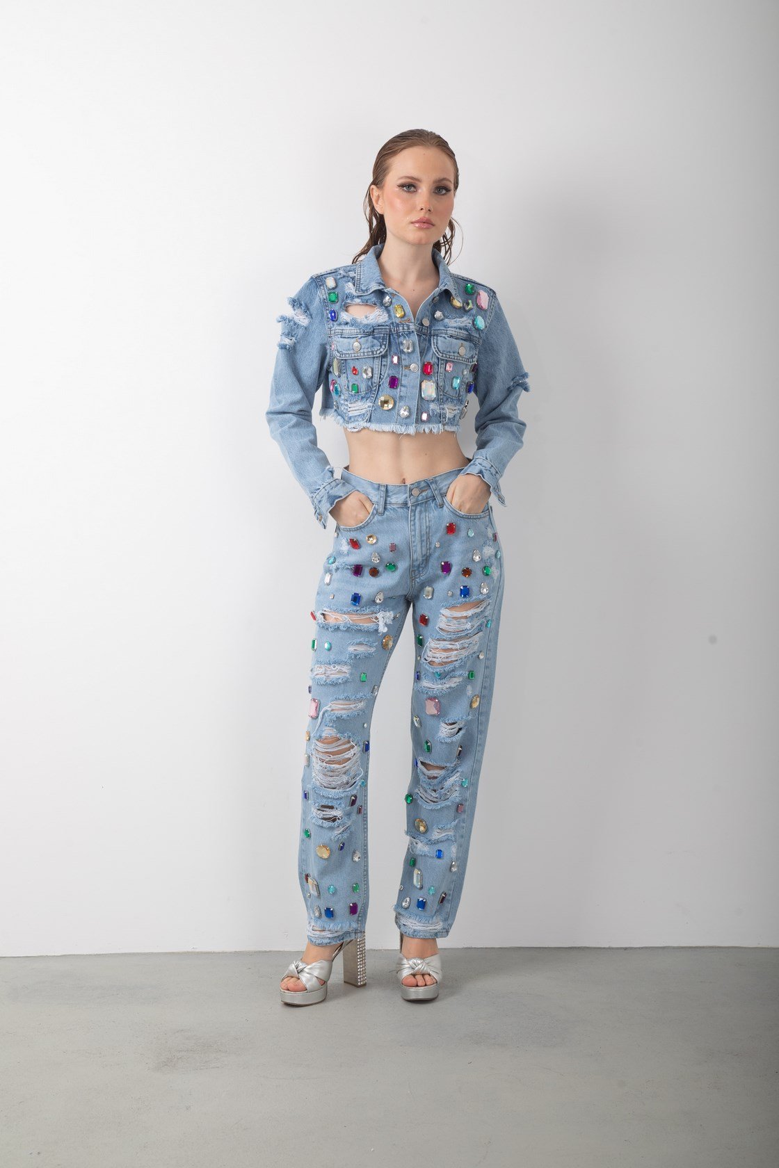 Renkli Taş Aksesuarlı Yırtık Kot Pantolon