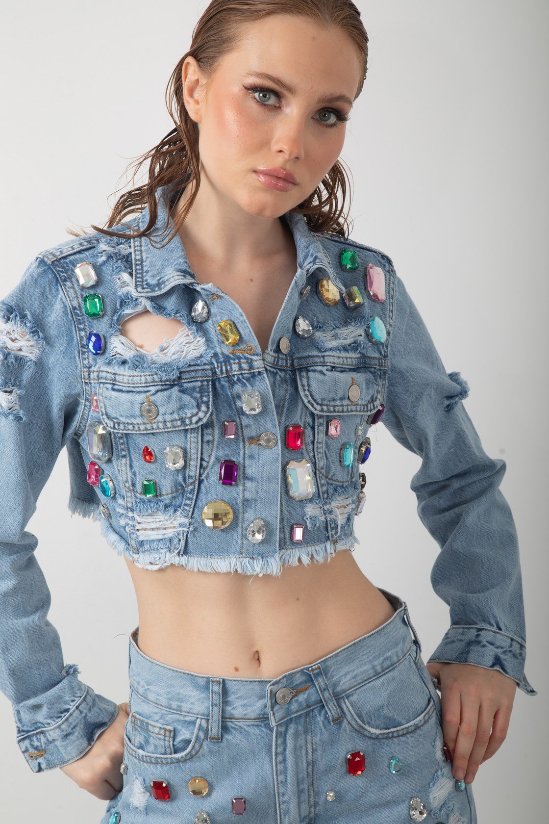 Renkli Taş Aksesuarlı Crop Kısa Kot Ceket