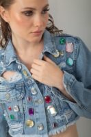 Renkli Taş Aksesuarlı Crop Kısa Kot Ceket